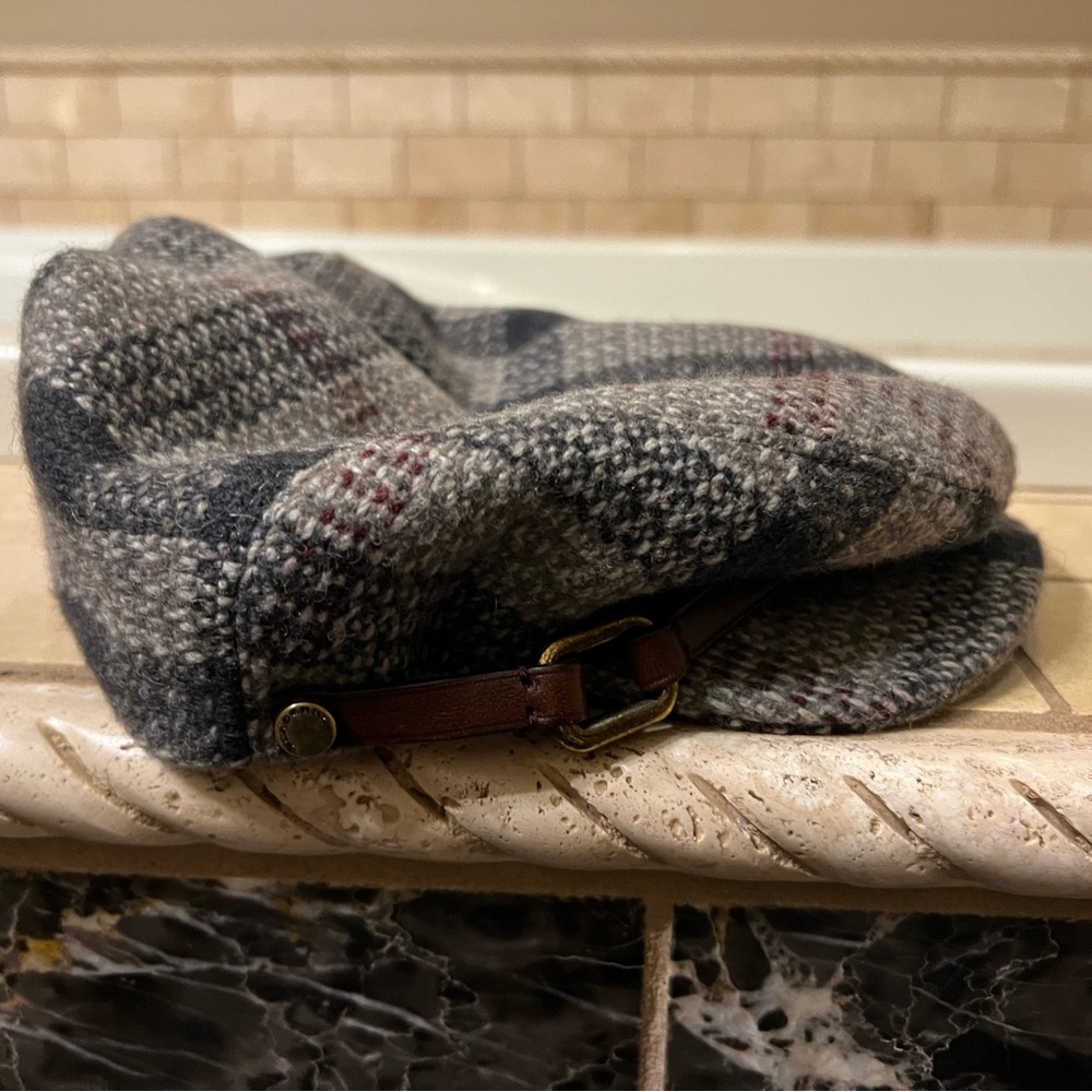 Burberry 100% wool check cap